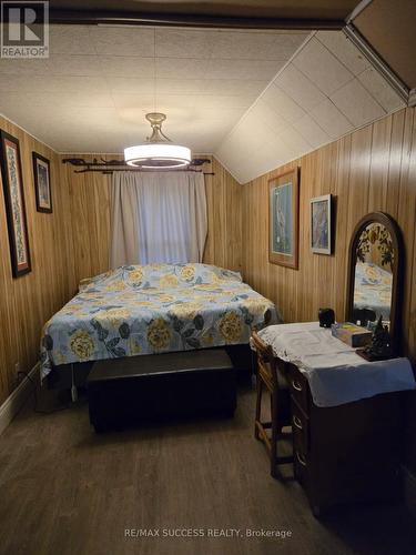153 Barnesdale Avenue N, Hamilton, ON - Indoor Photo Showing Bedroom