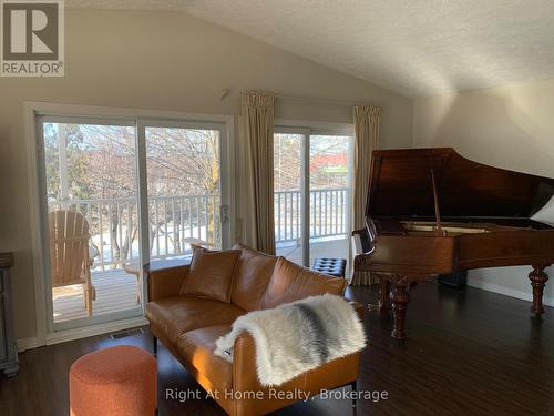 65 Slalom Gate Road, Collingwood, ON - Indoor Photo Showing Living Room