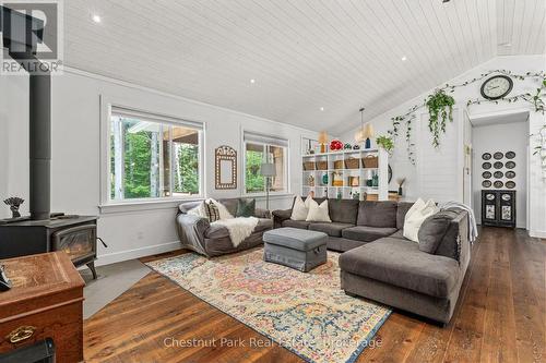 2698 Old Muskoka Road, Huntsville (Stephenson), ON - Indoor Photo Showing Living Room
