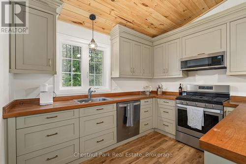 2698 Old Muskoka Road, Huntsville (Stephenson), ON - Indoor Photo Showing Kitchen With Double Sink