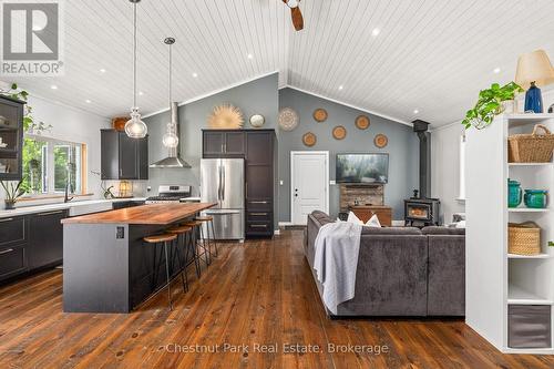 2698 Old Muskoka Road, Huntsville (Stephenson), ON - Indoor Photo Showing Kitchen With Upgraded Kitchen