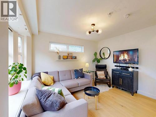 101 1672 E Pender Street, Vancouver, BC - Indoor Photo Showing Living Room