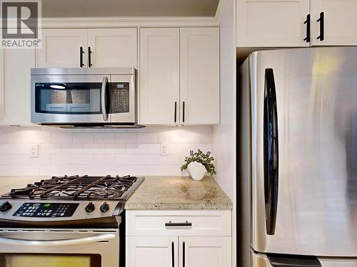 101 1672 E Pender Street, Vancouver, BC - Indoor Photo Showing Kitchen With Upgraded Kitchen