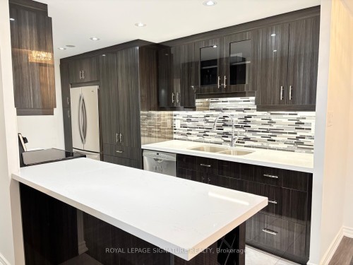 2007-812 Burnhamthorpe Road, Toronto, ON - Indoor Photo Showing Kitchen With Double Sink With Upgraded Kitchen
