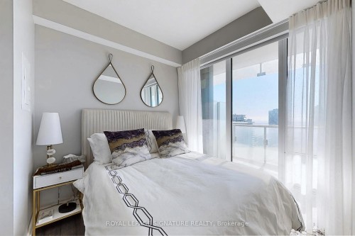 4409-197 Yonge Street, Toronto, ON - Indoor Photo Showing Bedroom