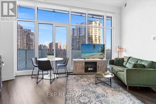 614 - 3883 Quartz Road, Mississauga, ON - Indoor Photo Showing Living Room