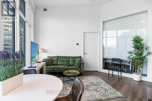614 - 3883 Quartz Road, Mississauga, ON - Indoor Photo Showing Living Room