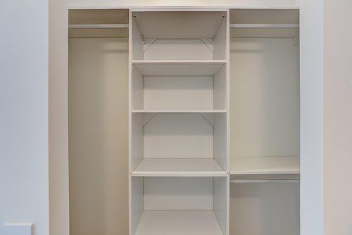 Penderie (Walk-in) - 602-2 Rue Westmount-Square, Westmount, QC - Indoor With Storage