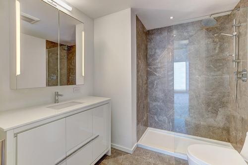 Salle de bains attenante à la CCP - 602-2 Rue Westmount-Square, Westmount, QC - Indoor Photo Showing Bathroom