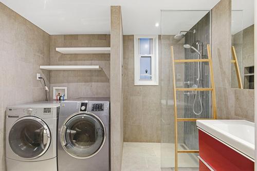 Bathroom - 809 Av. Dollard, Montréal (Outremont), QC - Indoor Photo Showing Laundry Room