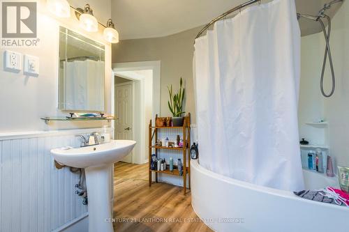 53 Crown Street, Quinte West (Trenton Ward), ON - Indoor Photo Showing Bathroom