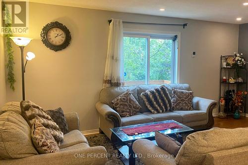 292 Temby Private, Ottawa, ON - Indoor Photo Showing Living Room