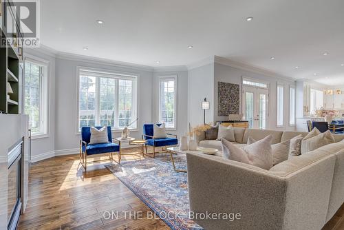 2212 Oneida Court, Mississauga, ON - Indoor Photo Showing Living Room