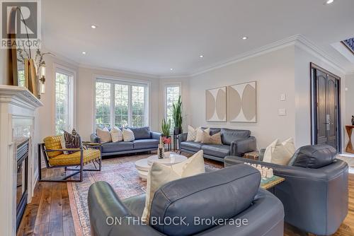2212 Oneida Court, Mississauga, ON - Indoor Photo Showing Living Room
