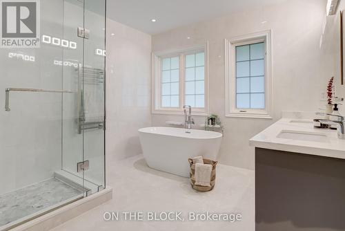 2212 Oneida Court, Mississauga, ON - Indoor Photo Showing Bathroom
