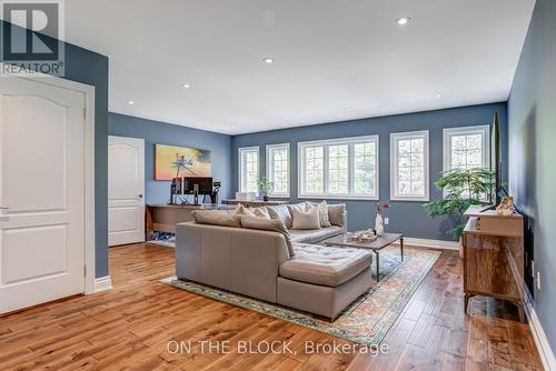 2212 Oneida Court, Mississauga, ON - Indoor Photo Showing Living Room