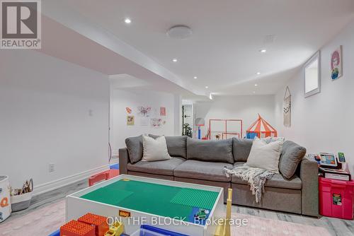 2212 Oneida Court, Mississauga, ON - Indoor Photo Showing Living Room