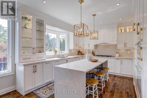 2212 Oneida Court, Mississauga, ON - Indoor Photo Showing Kitchen With Upgraded Kitchen