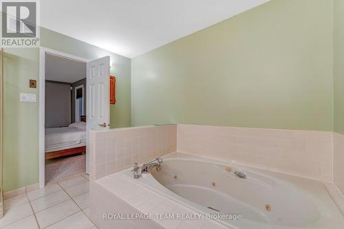3831 Autumnwood Street, Ottawa, ON - Indoor Photo Showing Bathroom