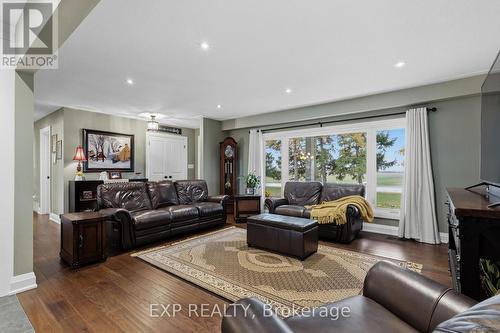 2116 Binbrook Road E, Hamilton, ON - Indoor Photo Showing Living Room