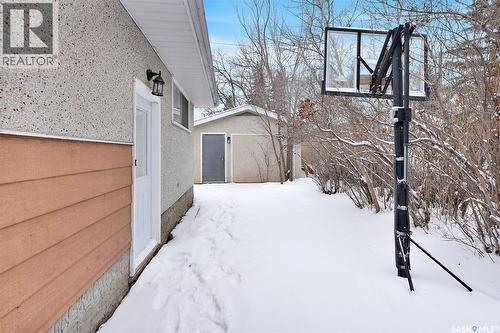 908 Shannon Road, Regina, SK - Outdoor