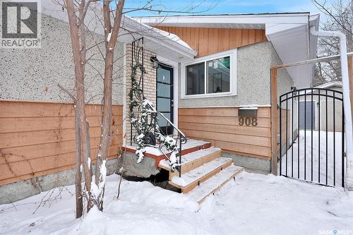 908 Shannon Road, Regina, SK - Outdoor