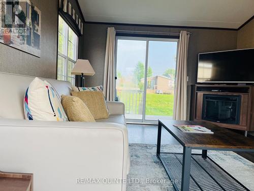 8 Cricket Ln - 486 County Road 18, Prince Edward County (Athol Ward), ON - Indoor Photo Showing Living Room