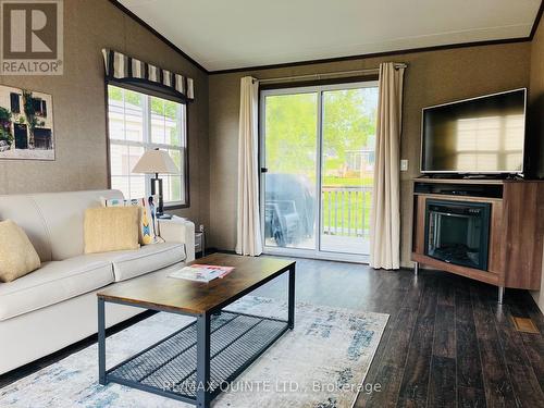 8 Cricket Ln - 486 County Road 18, Prince Edward County (Athol Ward), ON - Indoor Photo Showing Living Room