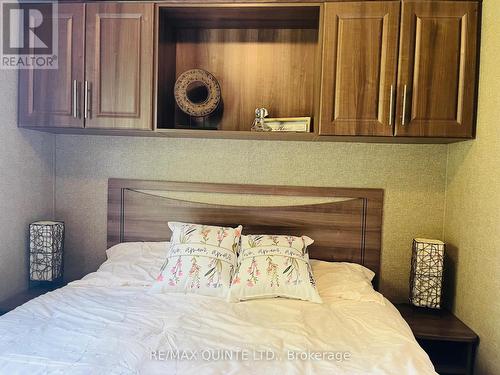 8 Cricket Ln - 486 County Road 18, Prince Edward County (Athol Ward), ON - Indoor Photo Showing Bedroom