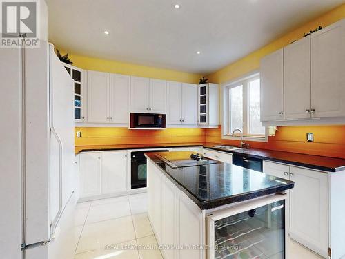 12 Bilberry Crescent, Richmond Hill, ON - Indoor Photo Showing Kitchen