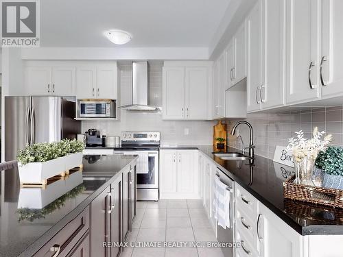 2029 Webster Boulevard, Innisfil, ON - Indoor Photo Showing Kitchen With Upgraded Kitchen
