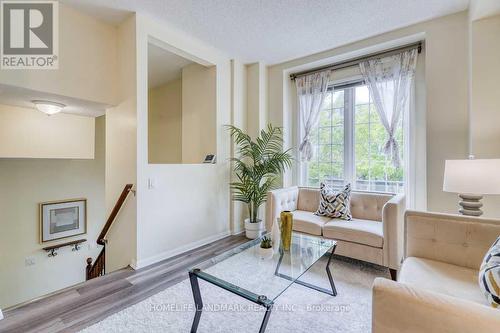51 - 100 Elgin Mills Road W, Richmond Hill, ON - Indoor Photo Showing Living Room