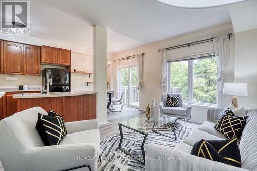 51 - 100 Elgin Mills Road W, Richmond Hill, ON - Indoor Photo Showing Living Room