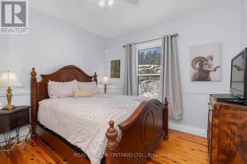 1002 Cowbell Lane N, Gravenhurst, ON - Indoor Photo Showing Bedroom
