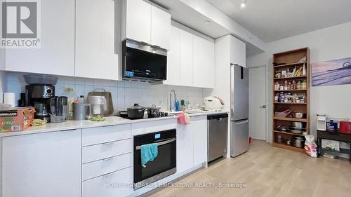 3501 - 2920 Highway 7 Road W, Vaughan, ON - Indoor Photo Showing Kitchen