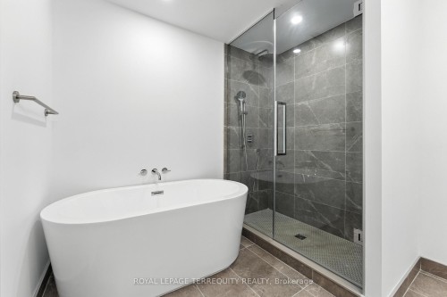 Ph05-200 Keewatin Avenue, Toronto, ON - Indoor Photo Showing Bathroom