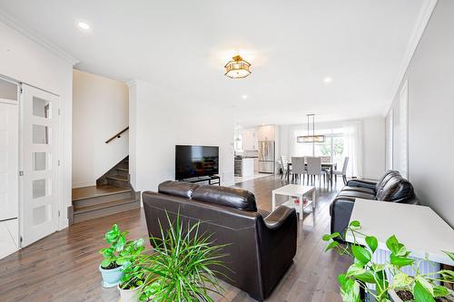 Salon - 288 Rue Chambly, Longueuil (Greenfield Park), QC - Indoor