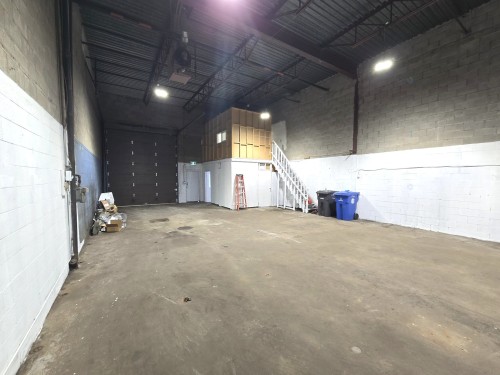 Entrepôt - 1522 Rue Berlier, Laval (Chomedey), QC - Indoor Photo Showing Garage