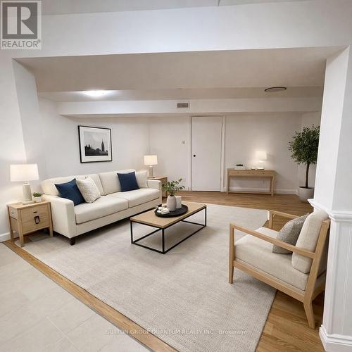 46 Woodlawn Avenue N, Mississauga, ON - Indoor Photo Showing Living Room