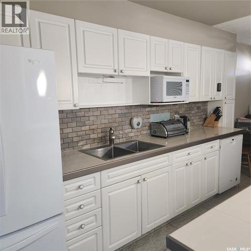 17 1292 Gordon Road, Moose Jaw, SK - Indoor Photo Showing Kitchen With Double Sink