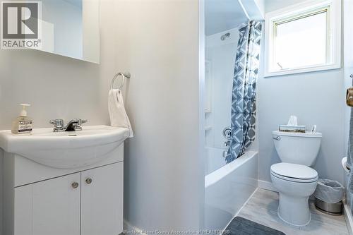 1525 Windermere Road, Windsor, ON - Indoor Photo Showing Bathroom