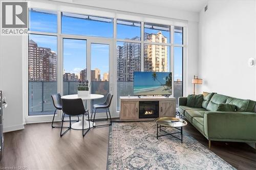 3883 Quartz Road Unit# 614, Mississauga, ON - Indoor Photo Showing Living Room