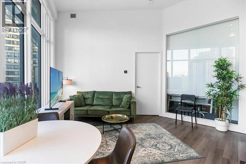 3883 Quartz Road Unit# 614, Mississauga, ON - Indoor Photo Showing Living Room