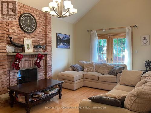 61 Mary Elizabeth Crescent, Markham, ON - Indoor Photo Showing Living Room