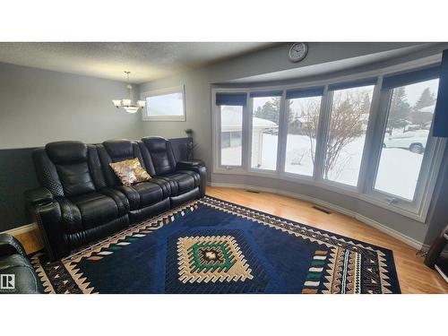 115 Ekota Cr Nw, Edmonton, AB - Indoor Photo Showing Living Room