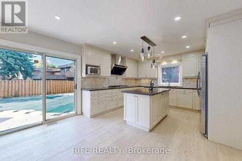 8 Elliotwood Court, Toronto, ON - Indoor Photo Showing Kitchen With Upgraded Kitchen