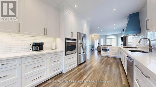 196 Marsellus Drive, Barrie, ON - Indoor Photo Showing Kitchen With Upgraded Kitchen