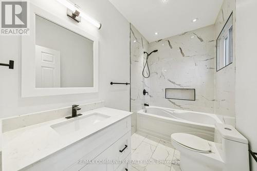 46 East 7Th Street, Hamilton, ON - Indoor Photo Showing Bathroom