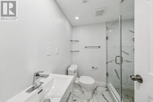 46 East 7Th Street, Hamilton, ON - Indoor Photo Showing Bathroom