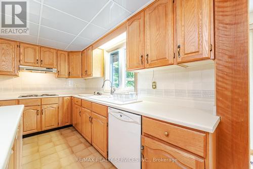 106 Kenpark Avenue, Brampton, ON - Indoor Photo Showing Kitchen